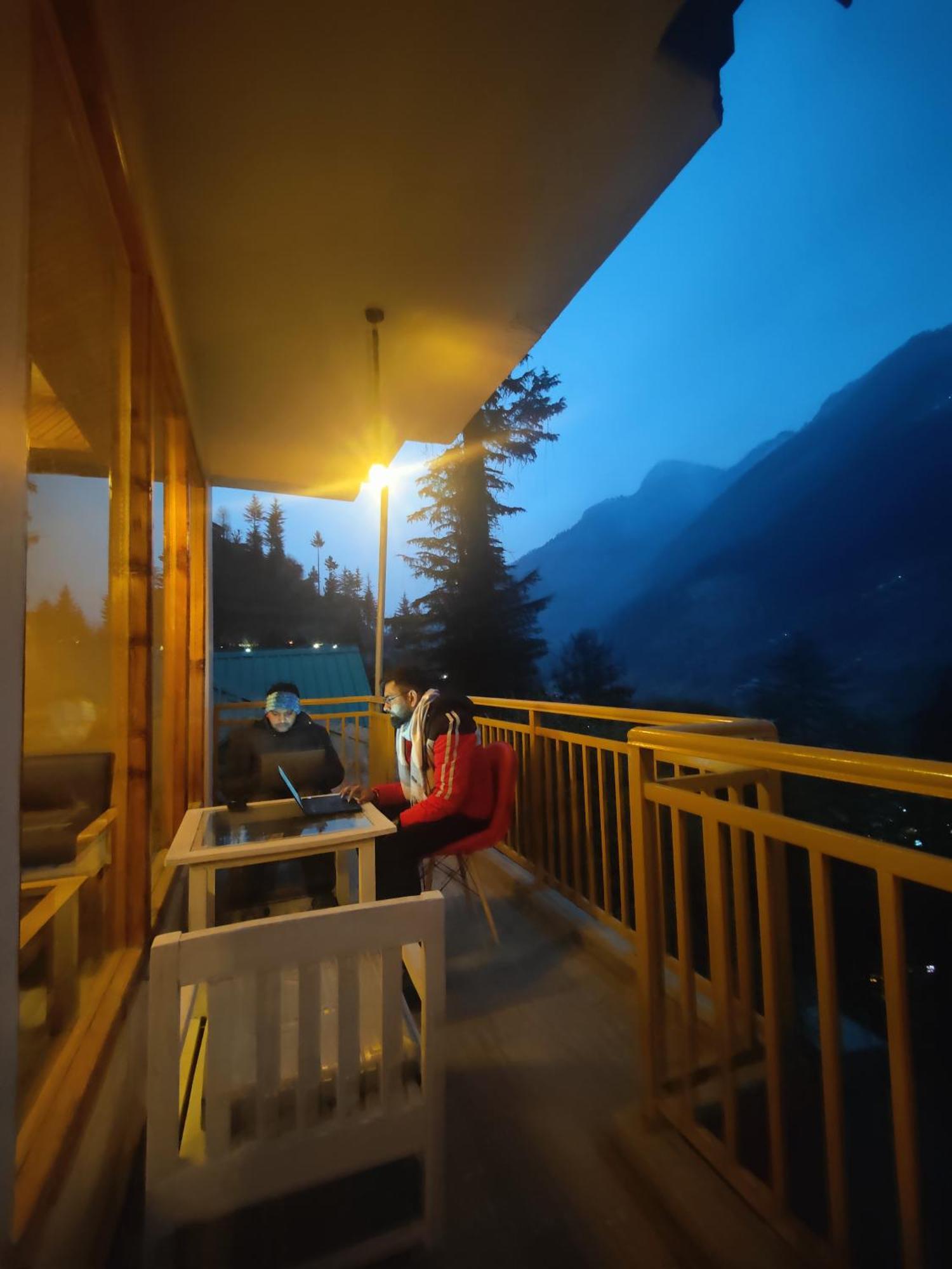 The Woodpecker Inn & Cafe, Jibhi Kültér fotó